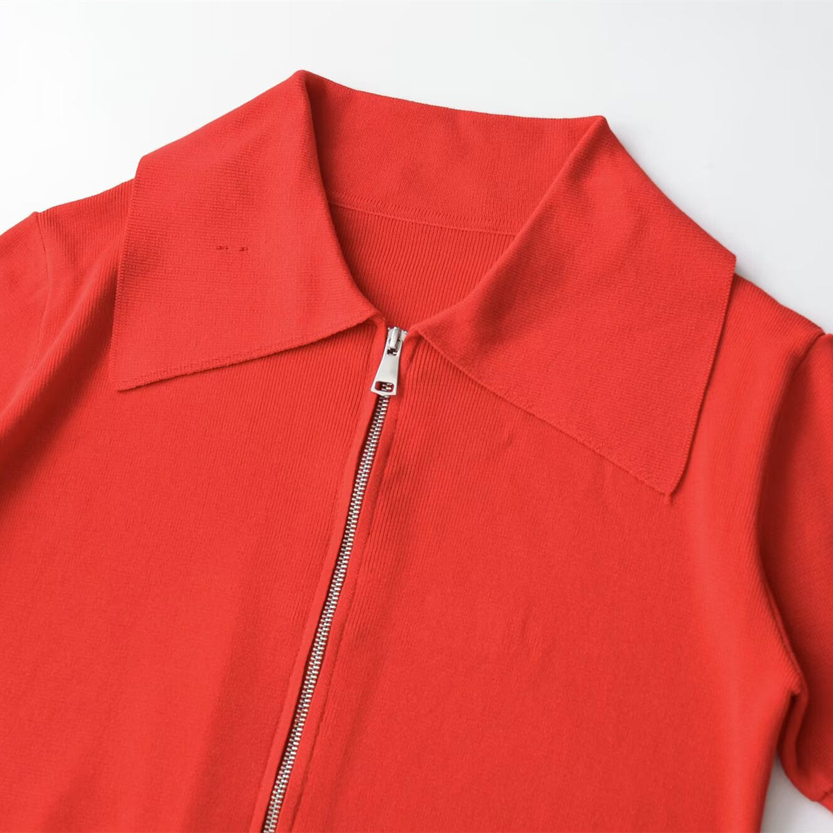 Short sleeved collar with threaded zipper knit sweater