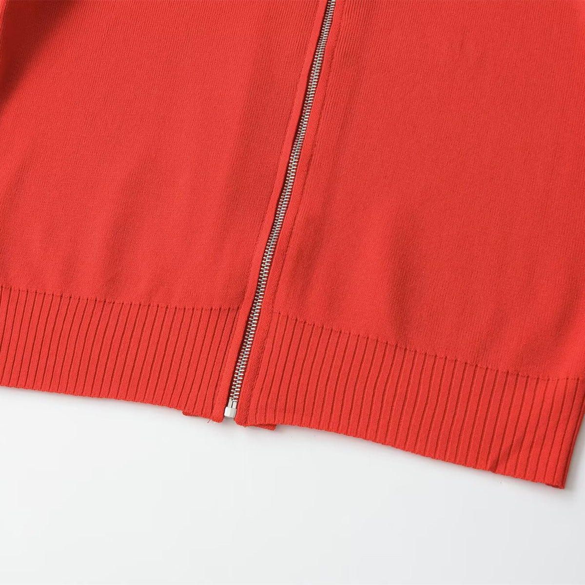 Short sleeved collar with threaded zipper knit sweater
