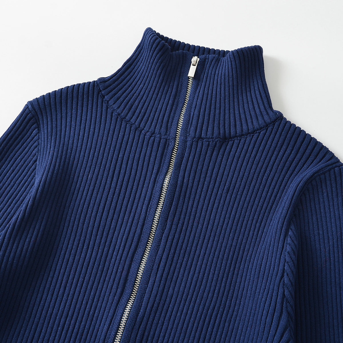 Long sleeved stand up collar zipper sweater