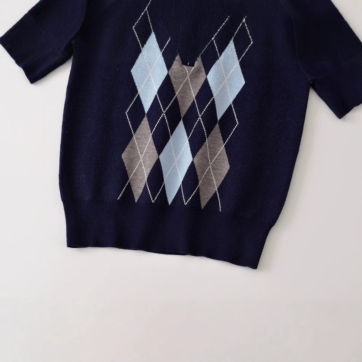 Minimally designed diamond grid knit sweater for women