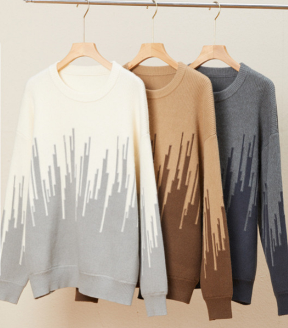 Round neck contrasting pullover sweater
